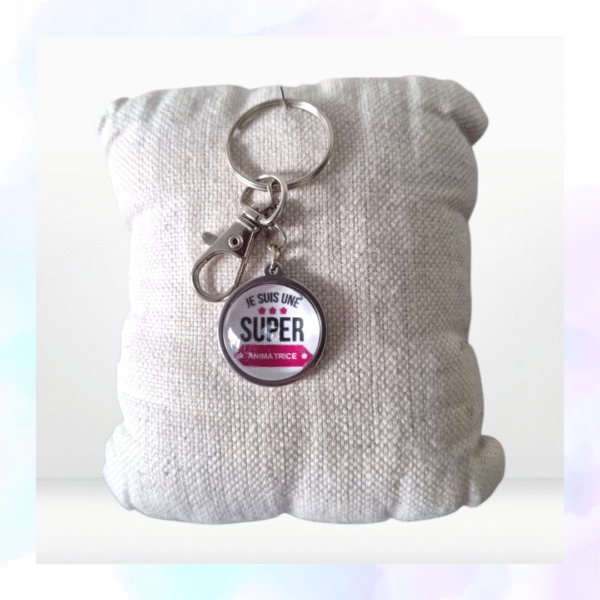 Offrez ce porte-clés artisanal “Je suis une super animatrice” ! Un accessoire fun et valorisant, parfait pour célébrer l’énergie et la bonne humeur des animatrices au quotidien.