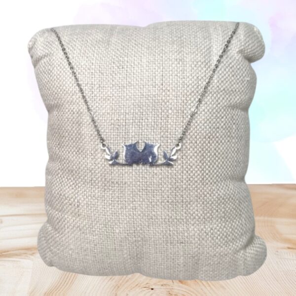 Découvrez ce collier ras de cou hiboux en acier inoxydable, symbole de sagesse et mystère. Bijou artisanal élégant, parfait pour un cadeau raffiné.