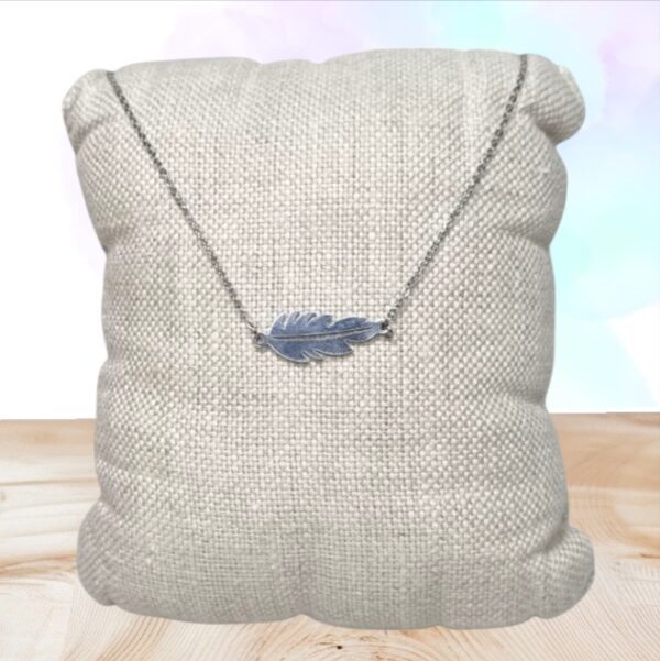 Découvrez le collier plume en acier inoxydable, bijou léger et élégant symbolisant liberté et inspiration. Parfait comme cadeau plein de sens.