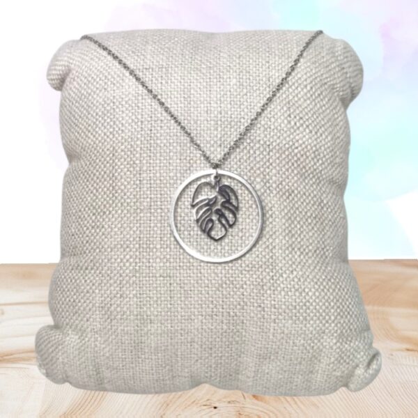 Sublimez votre style avec ce collier feuille de monstera en acier inoxydable, fait main, longueur 40 cm + 2,5 cm rallonge. Un bijou naturel et tendance, parfait cadeau unisexe.