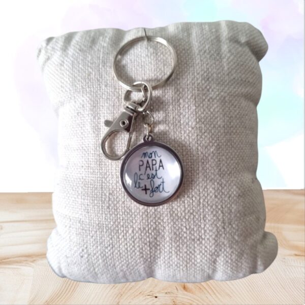 Porte-clés artisanal “Mon papa est le plus fort”, cabochon verre 20 mm. Cadeau tendre et solide, parfait fête des pères ou anniversaire.