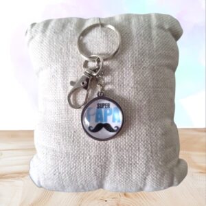 Porte-clés Super Papa avec motif moustache, cadeau drôle et artisanal. Un clin d’œil tendre et original pour la fête des pères ou un anniversaire.
