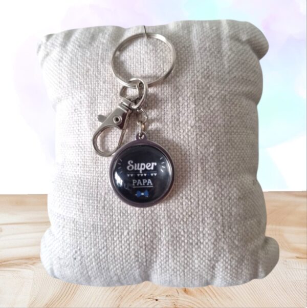 Porte-clés Super Papa avec nœud chic en tissu, cadeau artisanal élégant et affectueux, parfait pour la fête des pères ou un anniversaire.