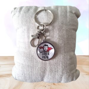 Porte-clé “Super Papa” artisanal, design super-héros. Cadeau parfait pour la fête des pères, solide et plein d’humour pour un papa unique.