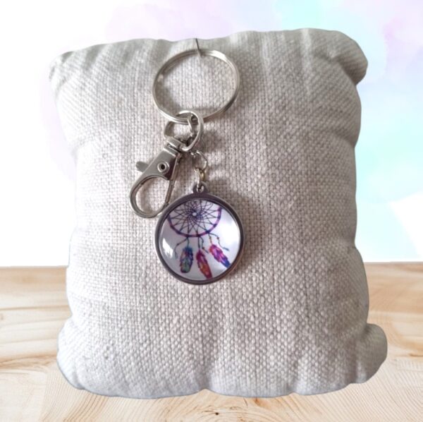 Découvrez le porte-clés attrape rêve artisanal, un talisman de protection élégant et apaisant. Offrez ou gardez près de vous ce symbole de sérénité unique et fait main.