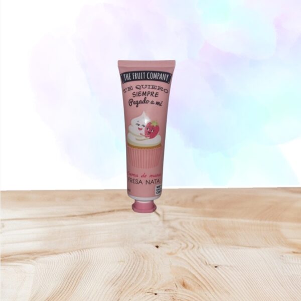 Hydratez vos mains avec la Crème Mains Fraise Chantilly The Fruit Company. Soin gourmand au karité, aloe vera et parfum fraise-vanille.