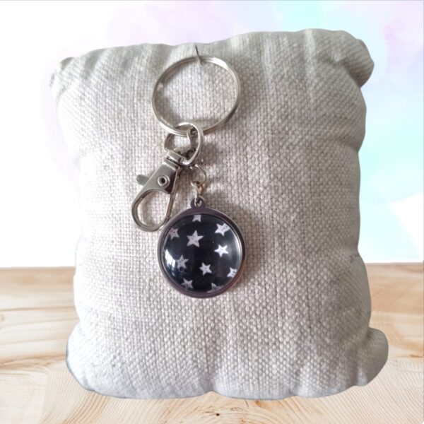 Porte-clés Étoile noir et blanc artisanal ⭐, design épuré et chic, idéal pour sublimer vos clés ou sacs avec élégance et sobriété.