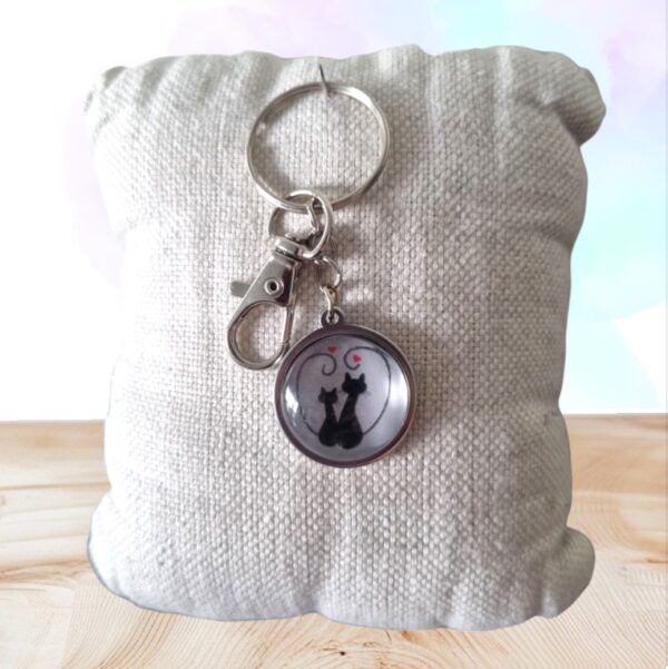 Porte-clés artisanal silhouette chat en verre et acier inoxydable. Un bijou pratique et élégant pour les amoureux des félins. Cadeau parfait.