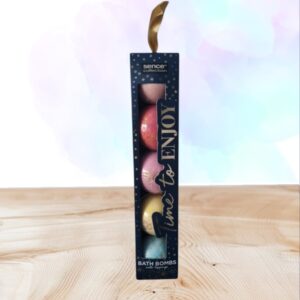 Relaxez-vous avec le Coffret 5 Bombes de Bain Effervescentes Sence. Parfums fruités, mousse colorée et hydratation douce pour un moment bien-être inoubliable.
