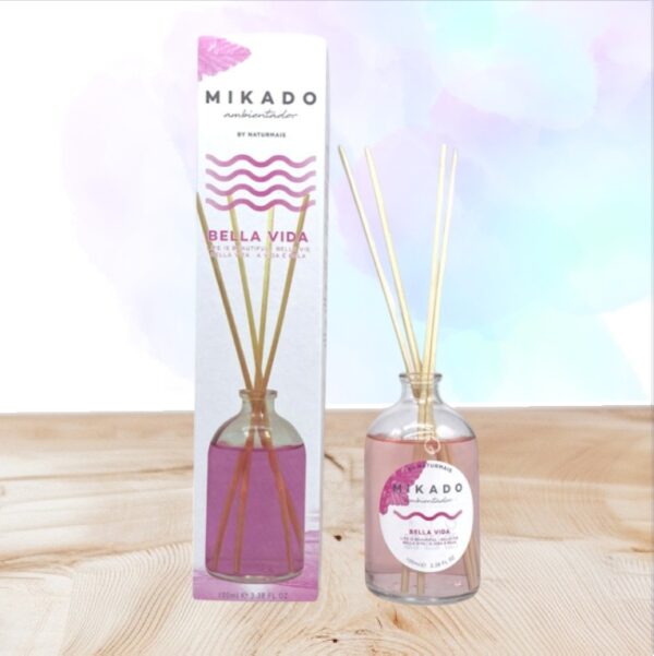 Apportez calme et raffinement à votre intérieur avec le Mikado Bella Vida : une fragrance douce et élégante, pour une ambiance zen et apaisante.