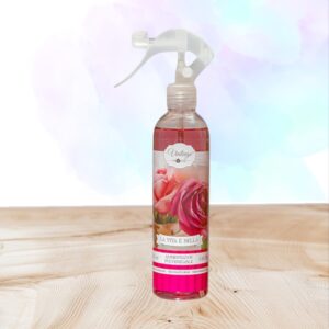 Spray désodorisant intérieur Bella e Vita, parfum floral sophistiqué et intense. Flacon vintage 245 ml. Neutralise les odeurs et parfume votre maison avec élégance.