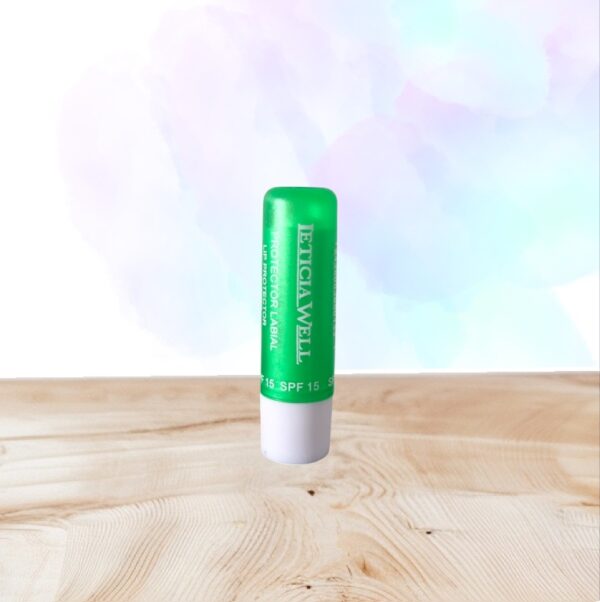Protégez et hydratez vos lèvres avec le Baume à Lèvres Melon de Leticia Well. Formule nourrissante au parfum fruité + SPF15. Format pratique 3,5g.