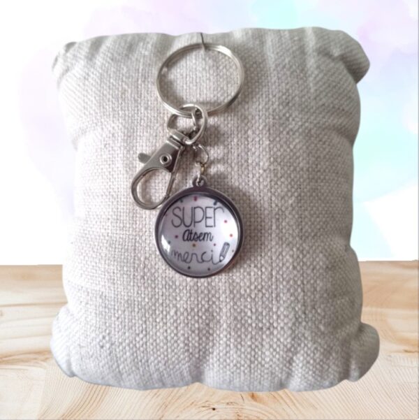 Offrez le porte-clés Super Atsem merci, un cadeau artisanal tendre et durable, parfait pour remercier une ATSEM pleine d’attention et de patience.