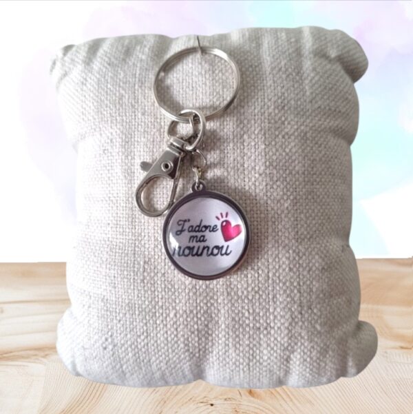 Offrez un message de tendresse avec ce porte-clés J’adore ma nounou. Fait main, solide et émouvant, c’est le cadeau parfait pour une nounou exceptionnelle.