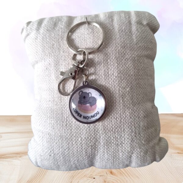 Offrez un message de tendresse avec ce porte-clés Super Nounou fait main. Un cadeau pratique, élégant et plein d’émotion pour remercier une nounou unique.
