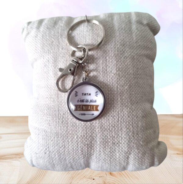 Offrez ce porte-clés artisanal “Tata c’est la plus géniale”, un cadeau unique et sentimental, parfait pour anniversaire ou surprise. Design soigné et robuste.